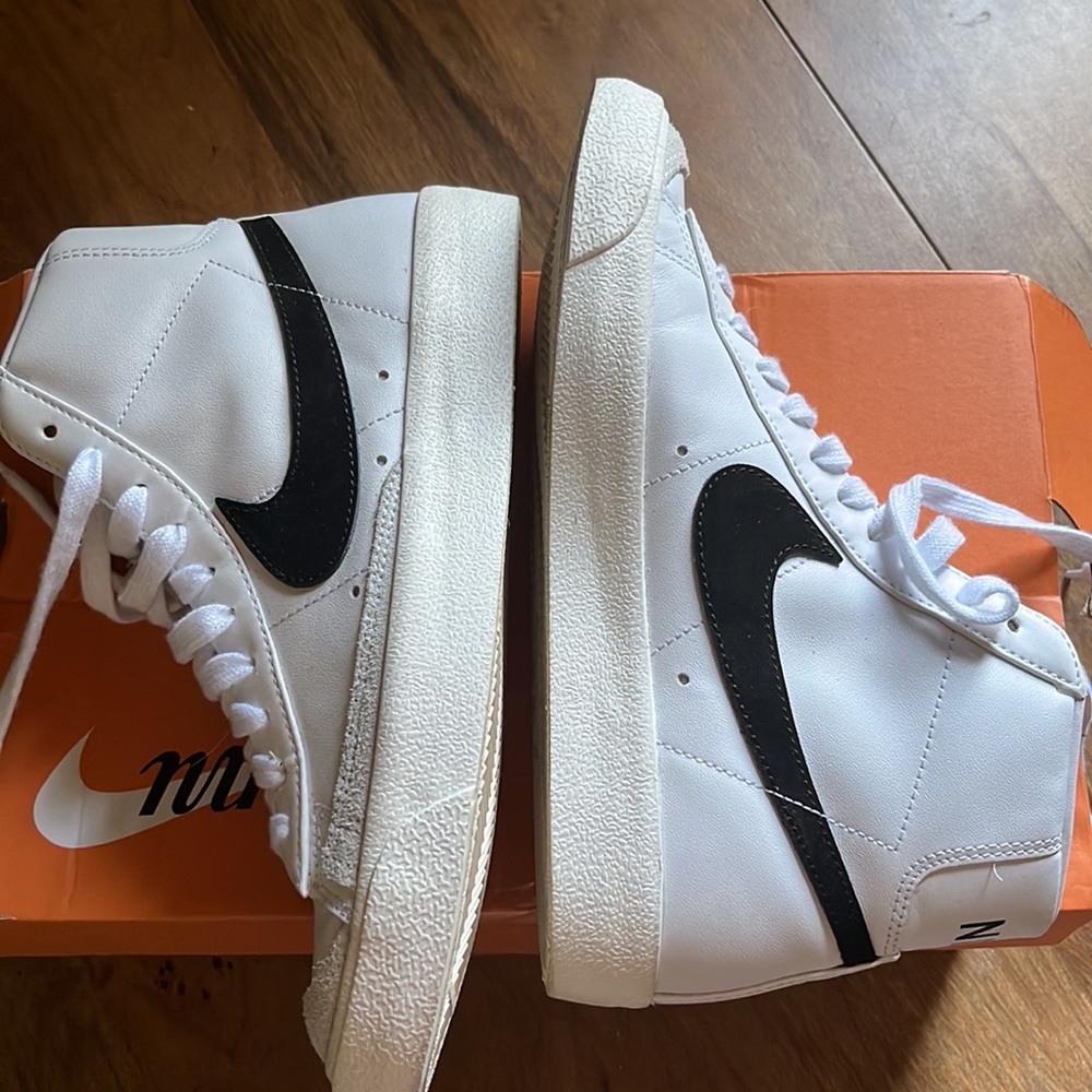 Nike Women's Blazer Mid 77 Shoes Size 7.5